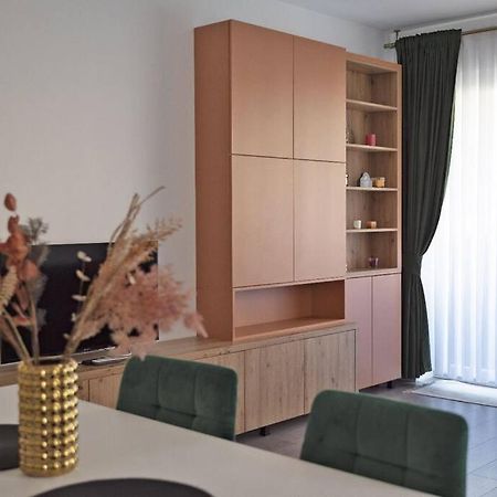 Eliza'S Apartment By Oasis Homes Орадеа Екстериор снимка