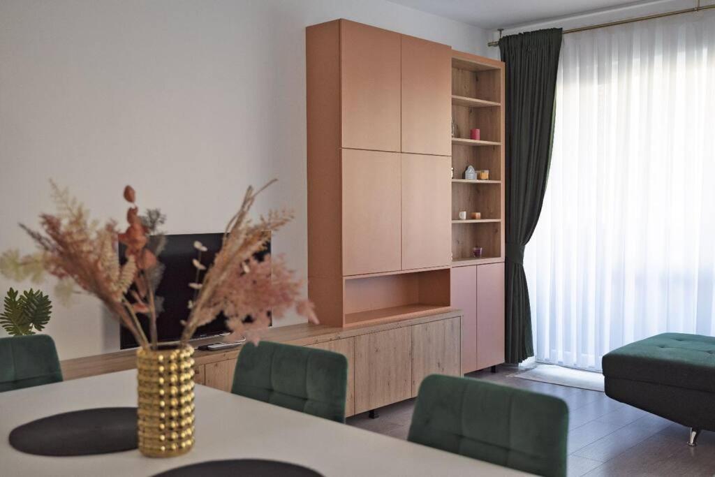 Eliza'S Apartment By Oasis Homes Орадеа Екстериор снимка