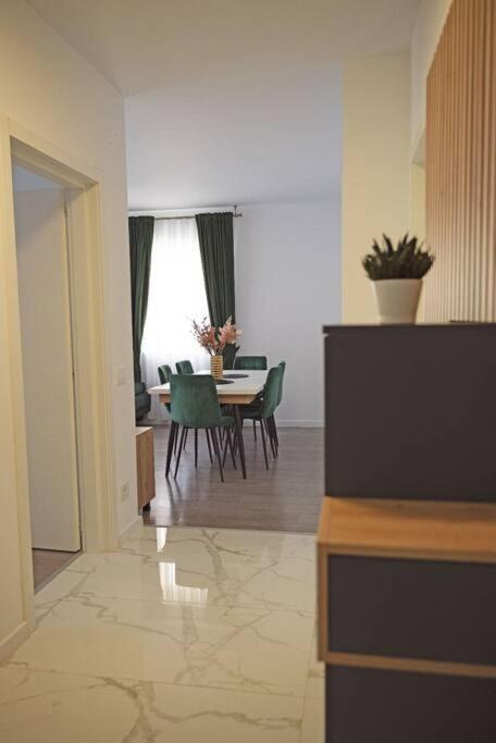 Eliza'S Apartment By Oasis Homes Орадеа Екстериор снимка