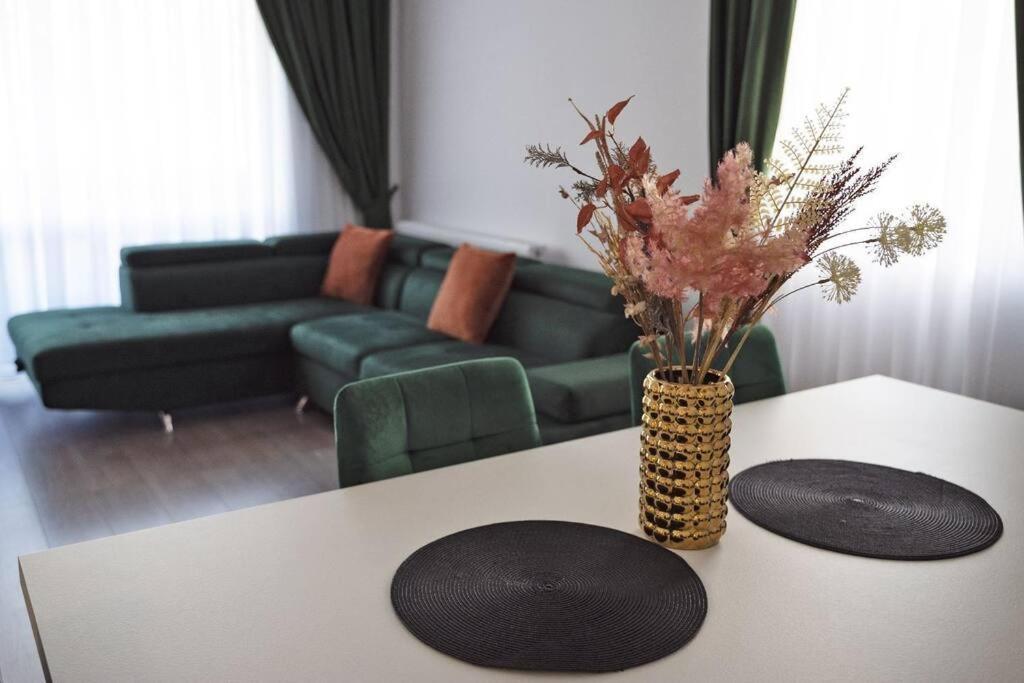 Eliza'S Apartment By Oasis Homes Орадеа Екстериор снимка
